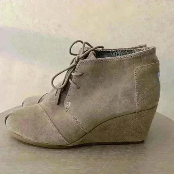 TOMS 8 WOMENS TAN WEDGE ANKLE BOOTIE Faux Suede Preppy Fall Hipster Girly Shoes - Picture 3 of 11